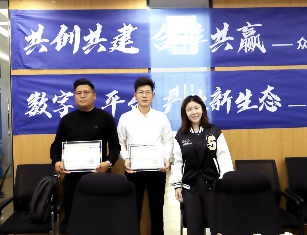 乐投app官方在线入口-乐投（中国）
高级副总裁山海授予商户“乐投app官方在线入口-乐投（中国）
特邀顾问”荣誉.jpg